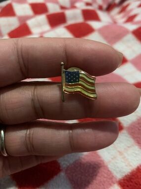 Vintage USA🇺🇸Flag Lapel Pin - Gold Tone Enamel unisex